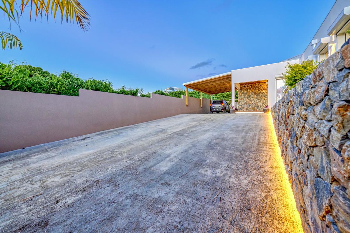 62.Location villa de luxe piscine vue mer Ste Anne Guadeloupe_Parking